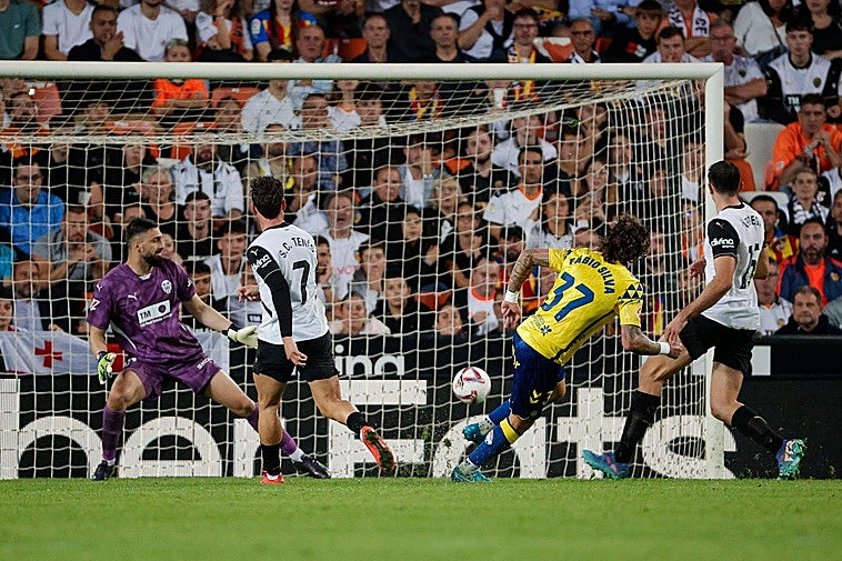 Las Palmas deja al Valencia colista