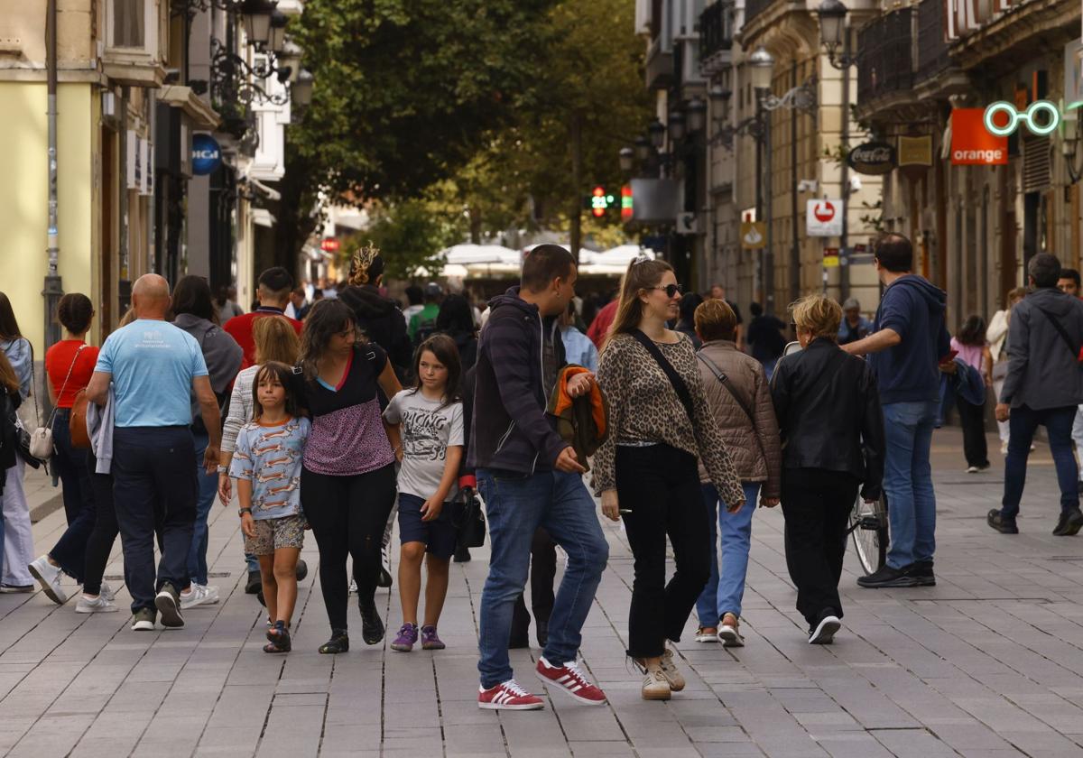 Varias personas por el centro de la ciudad.