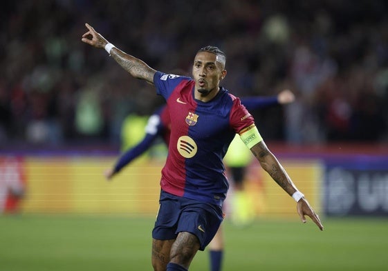 Raphinha celebra el segundo de sus dos goles al Bayern.