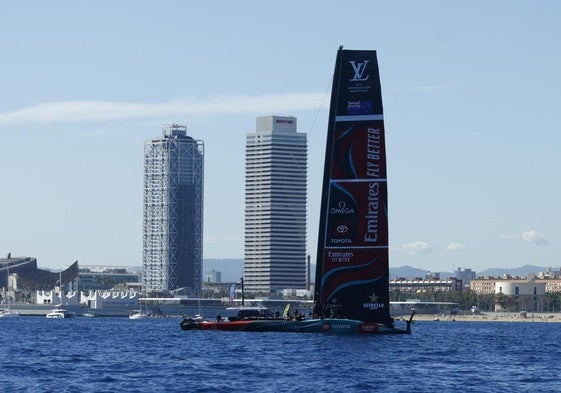 El Emirates New Zealand antes de la sexta jornada de la Copa del América en las aguas de Barcelona.