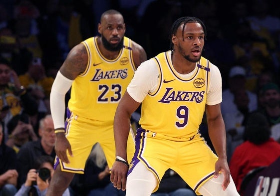 LeBron y Bronny James, en el partido entre Minnesota Timberwolves y Los Angeles Lakers en Crypto.com Arena