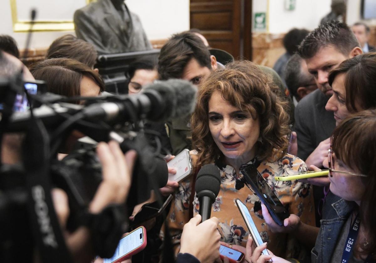 La vicepresidenta primera del Gobierno y ministra de Hacienda, María Jesús Montero y el titular de Presidencia, Justicia y Relaciones con las Cortes, Felix Bolaños