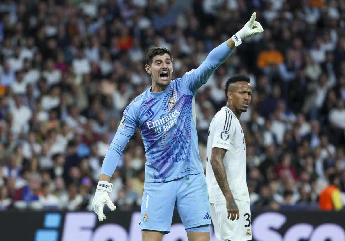 Thibaut Courtois da indicaciones durante el Real Madrid-Borussia Dortmund.