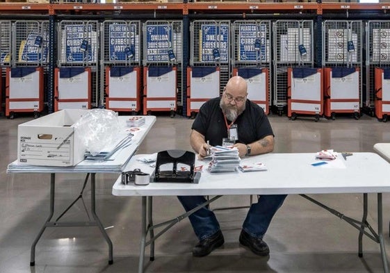 Un funcionario electoral prepara el material en un centro de votación de Florence, en Arizona.