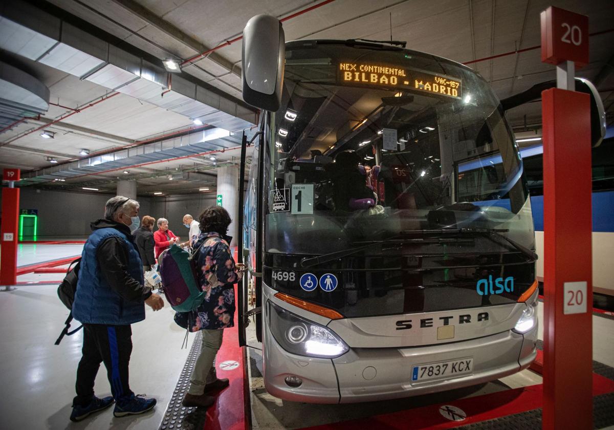 Pasajeros subiendo a un autobús.