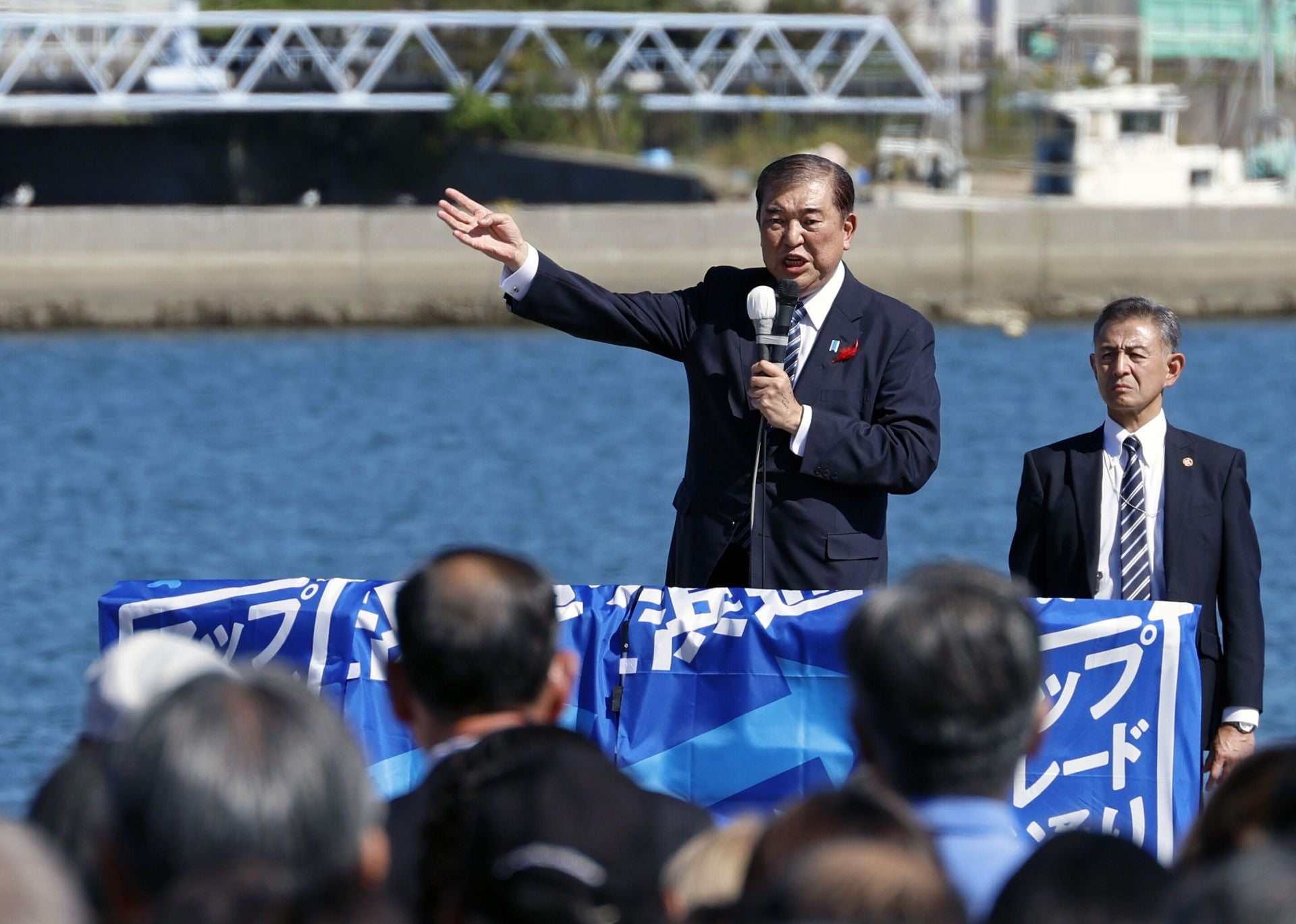 El actual primer ministro nipón, Shigeru Ishiba, da un mitin en Fukushima durante una campaña electoral que se le ha vuelto en contra.