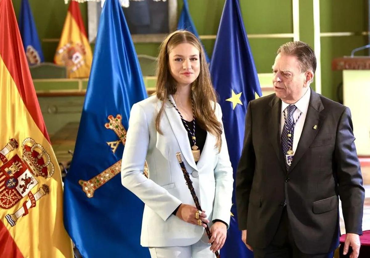 La princesa Leonor, con el alcalde de Oviedo.