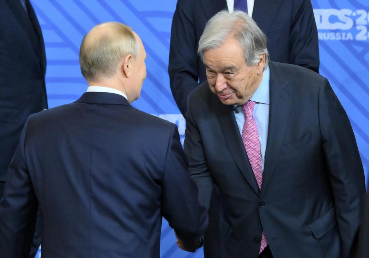 Momento en el que Guterres y Putin se dan la mano en la cumbre de Kazán.