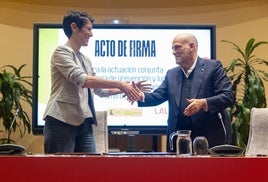 La ministra Elma Saiz y Javier Tebas se saludan tras la firma del acuerdo contra el racismo.