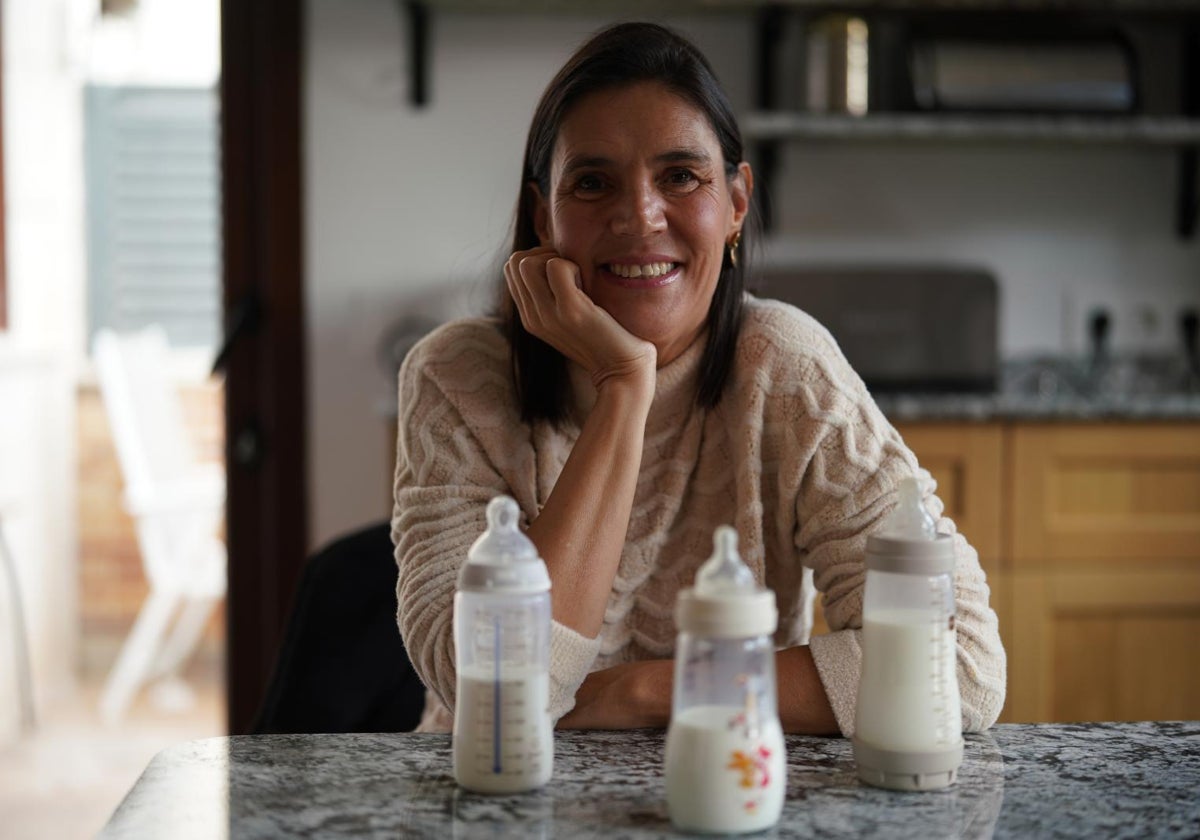 Clara Garrido, en su casa de Madrid, ante varios biberones de leche.