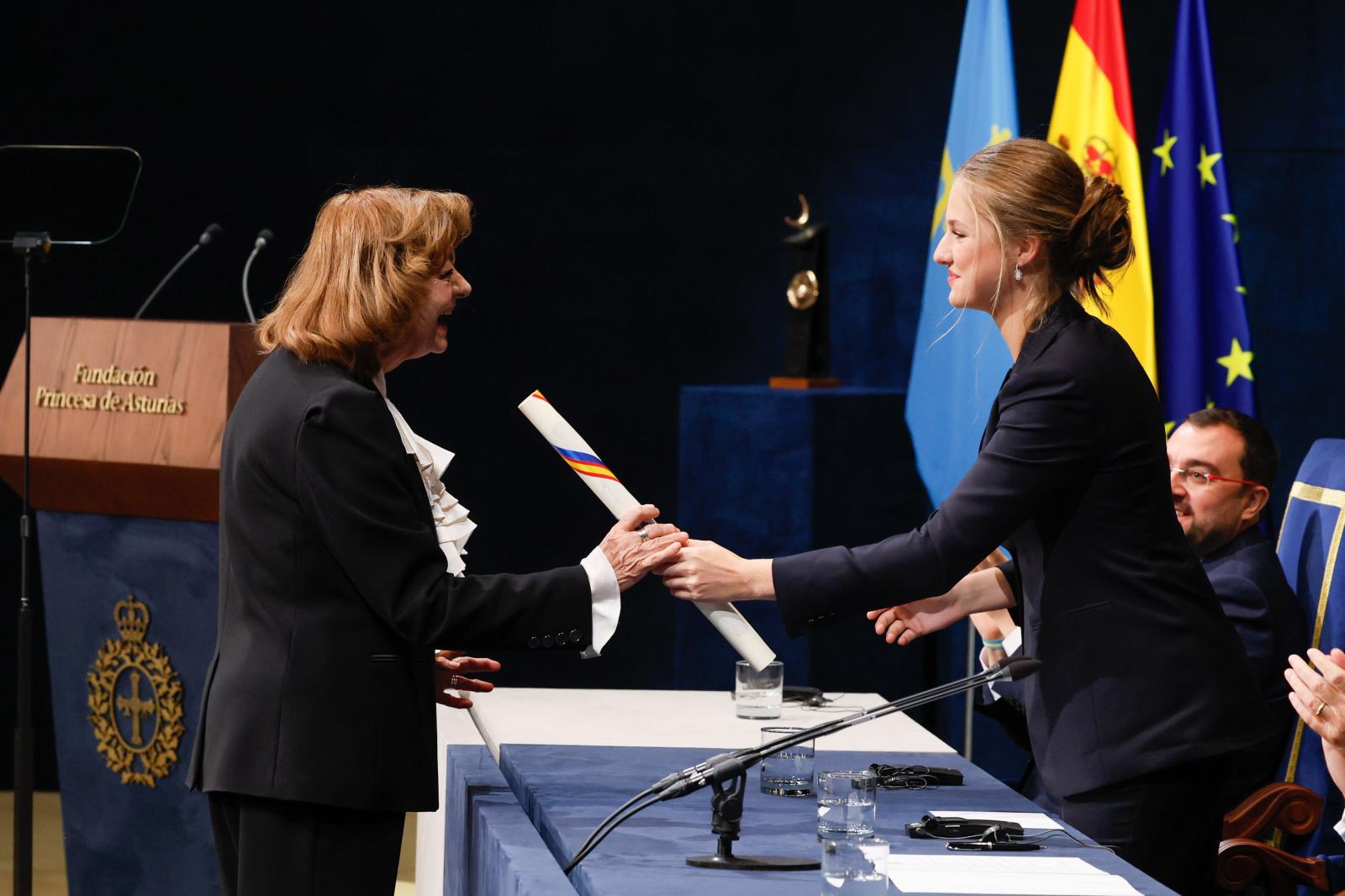 La princesa Leonor entrega el premio Princesa de Asturias de las Letras a la ensayista rumana Ana Blandiana.