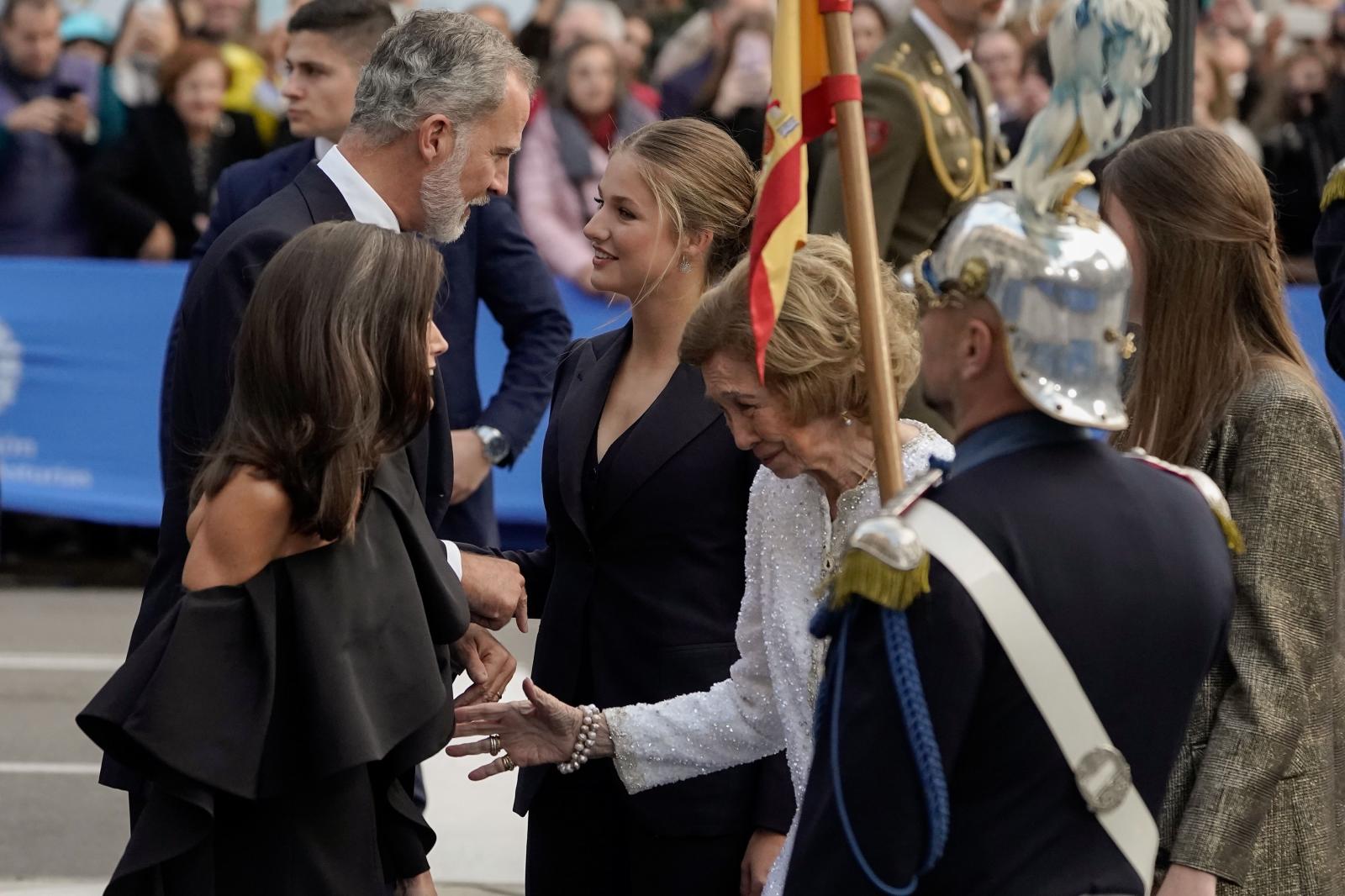 Los Reyes, la Princesa Leonor, la infanta Sofía y doña Sofía a su llegada al teatro.