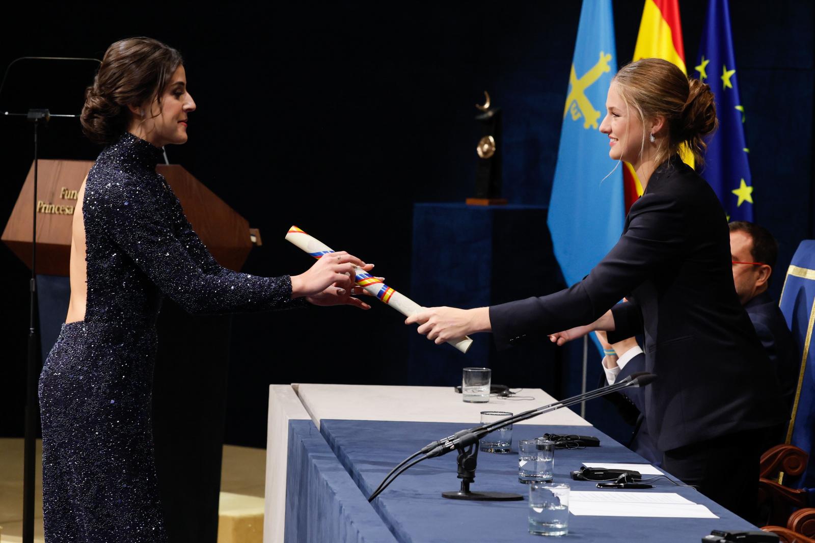 La Princesa de Asturias entrega el premio a la deportista Carolina Marín.