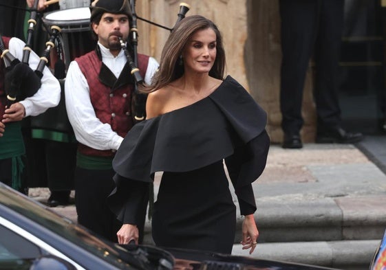 La Reina Letizia a la salida del Hotel Reconquista para dirigirse al Teatro Campoamor.