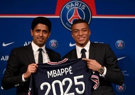 Nasser Al-Khealifi y Kylian Mbappé, tras la última renovación del jugador con el PSG, en 2022.