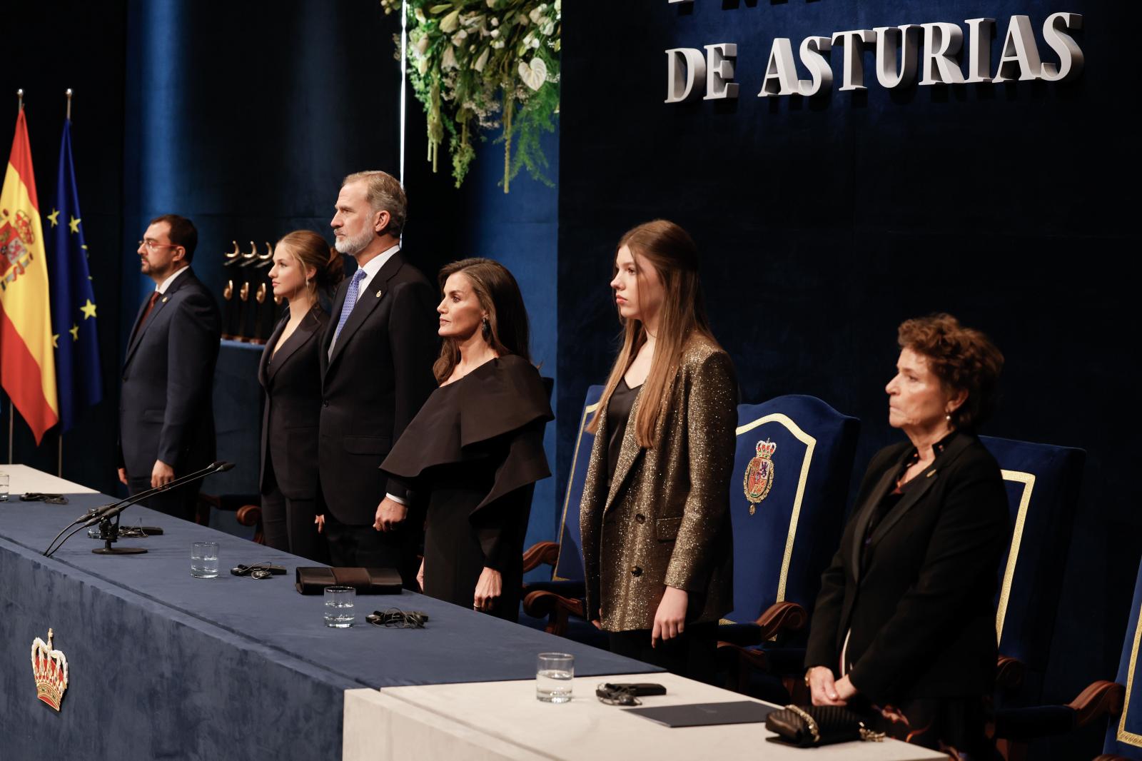 El rey Felipe, la reina Letizia, la princesa Leonor, la infanta Sofía, el presidente de Asturias, Adrián Barbón y la presidenta de la Fundación Princesa de Asturias, Ana Isabel Fernández.