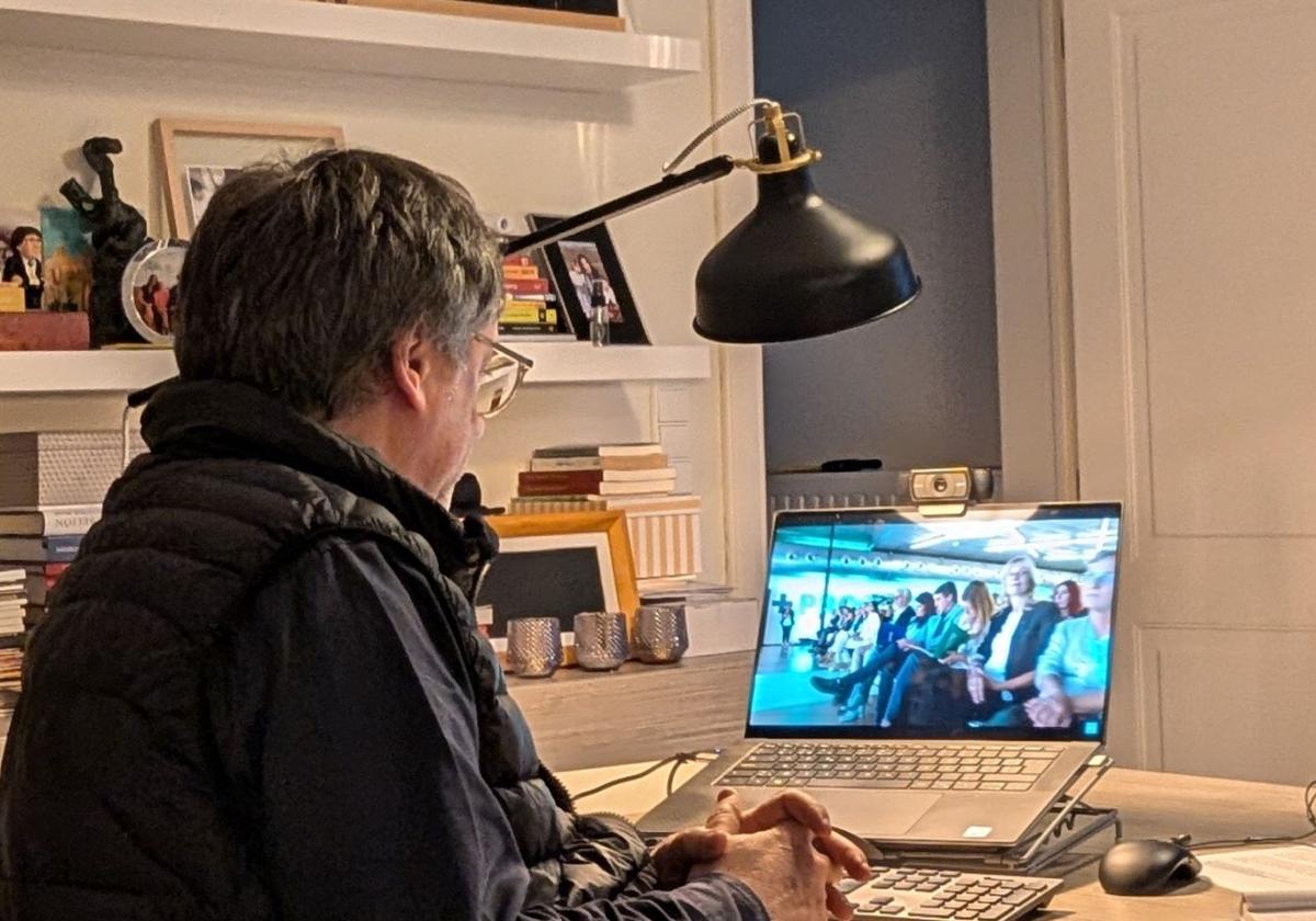 Carles Puigdemont sigue la apertura del Congreso de Junts desde el despacho de su casa en Waterloo.