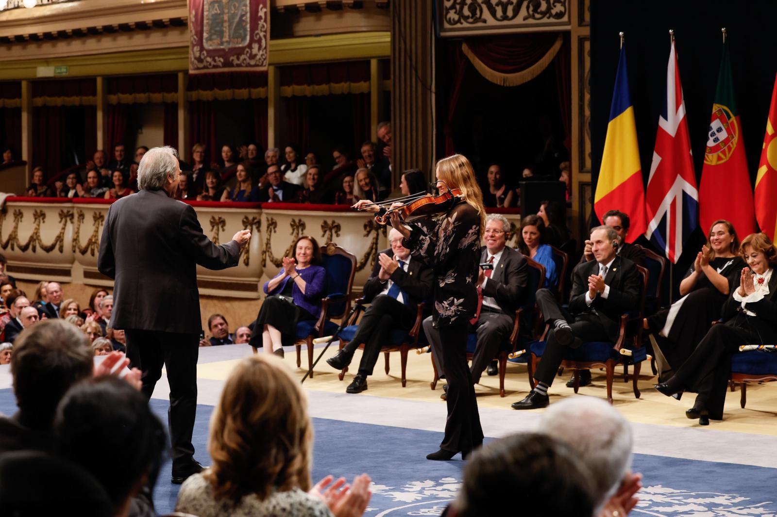 Serrat ha actuado durante la ceremonia.