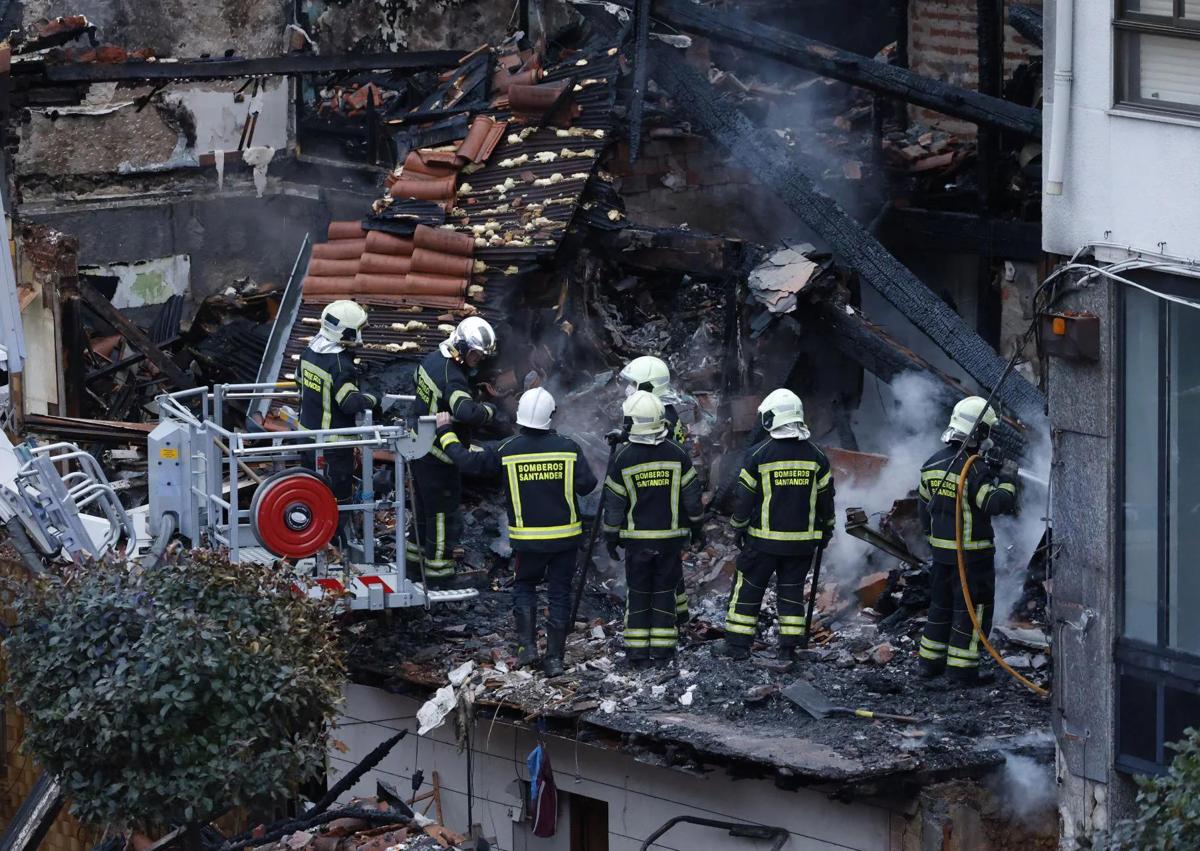 Imagen secundaria 1 - Imagenes del estado en el que ha quedado el edificio tras la explosión.