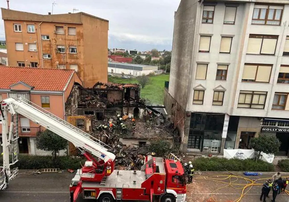 Imagen principal - Imagenes del estado en el que ha quedado el edificio tras la explosión.