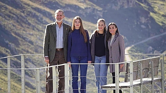 La visita de los Reyes y sus hijas a Sotres, en imágenes