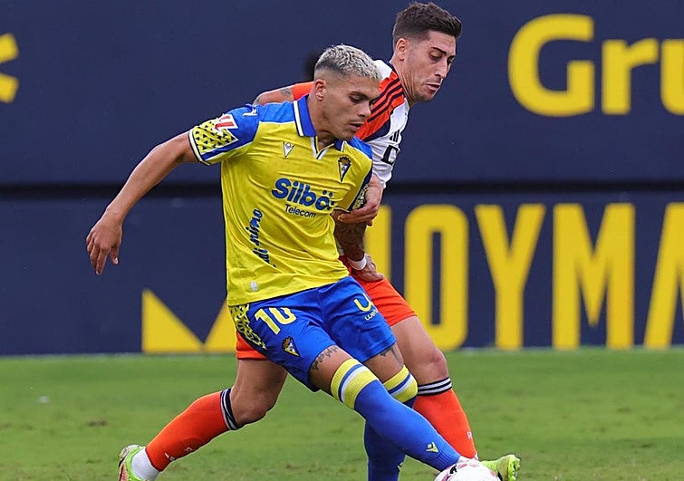 El Cádiz pone fin ante el Oviedo a un mes fatídico y se aleja del descenso