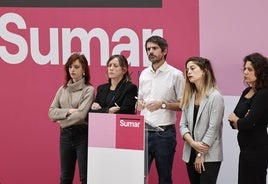 El portavoz de Sumar, Ernest Urtasun, la secretaria de Comunicación, Elizabeth Duval; la secretaria de Feminismos, Amanda Andrades; la secretaria de Organización, Lara Hernández; y Paloma Moreno