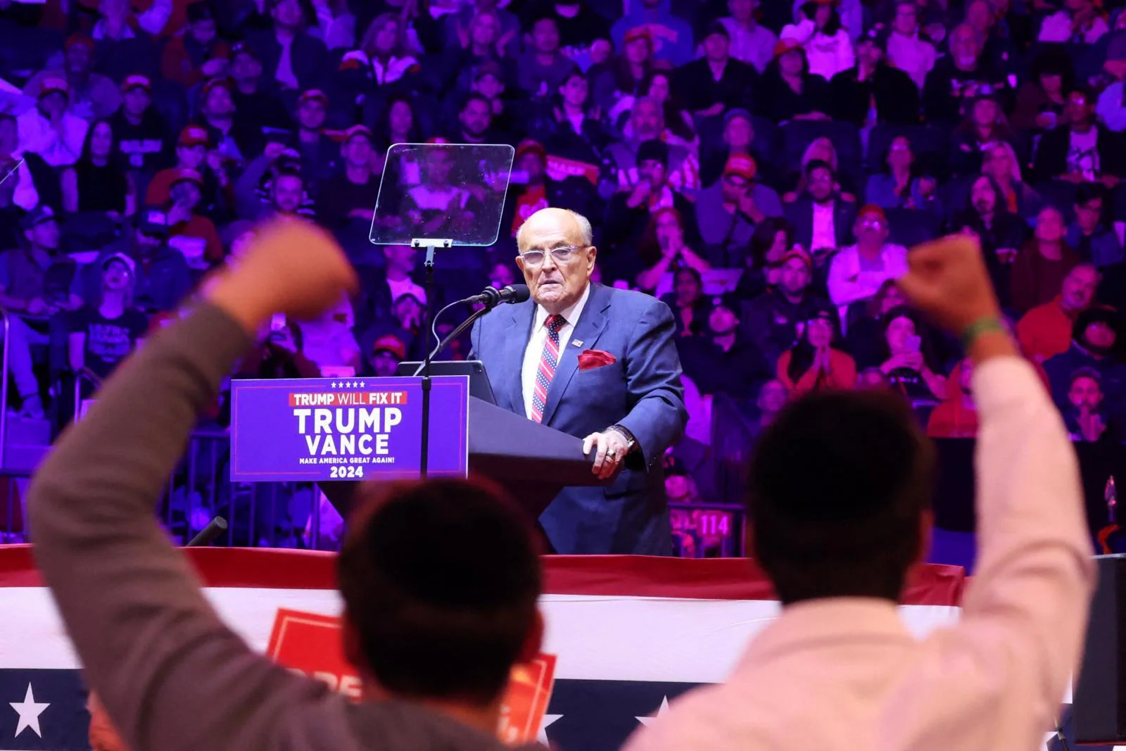 Eski belediye başkanı Rudy Giuliani ve Trump'ın çocukluk arkadaşı David Rem, Madison Square Garden mitinginin açılışını yaptı.