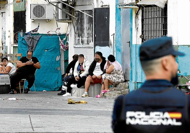 Vecinos de las Tres Mil Viviendas observan la redada organizada por la Policía Nacional contra el narcotráfico.