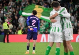 Los béticos celebran el autogol de Giménez que les dio el triunfo ante el Atlético.