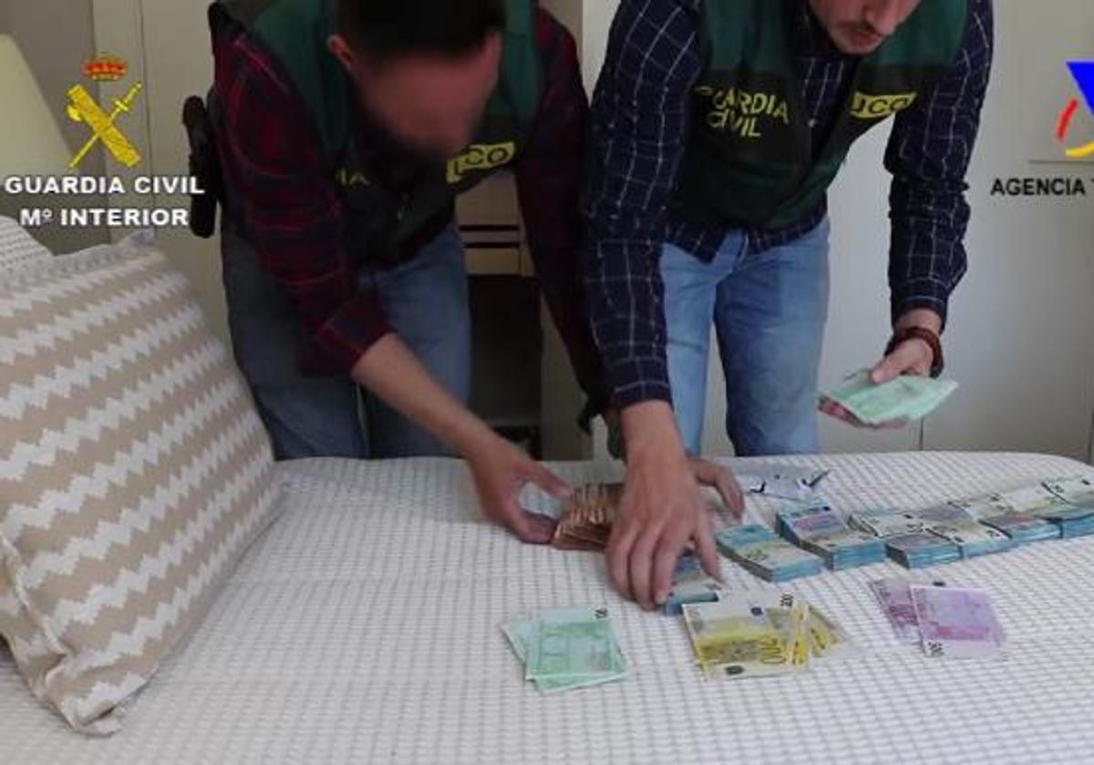 Agentes de la UCO durante un registro de la 'operación Drake' en 2019 por un fraude de hidrocarburos de unos 150 millones.