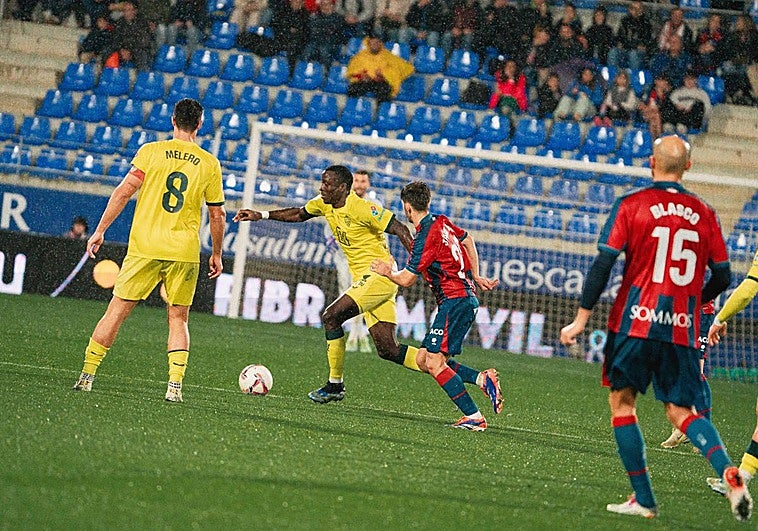 El Almería logra las tablas en un final frenético ante un Huesca con uno menos
