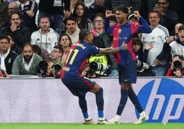 Lamine Yamal y Raphinha celebran el gol del internacional español en el Bernabéu.