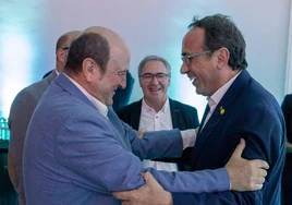 Andoni Ortuzar saluda a Josep Rull durante el cierre del Congreso Nacional de Junts