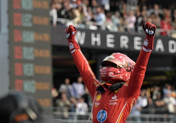 Carlos Sainz (Ferrari) celebra su gran éxito en México.