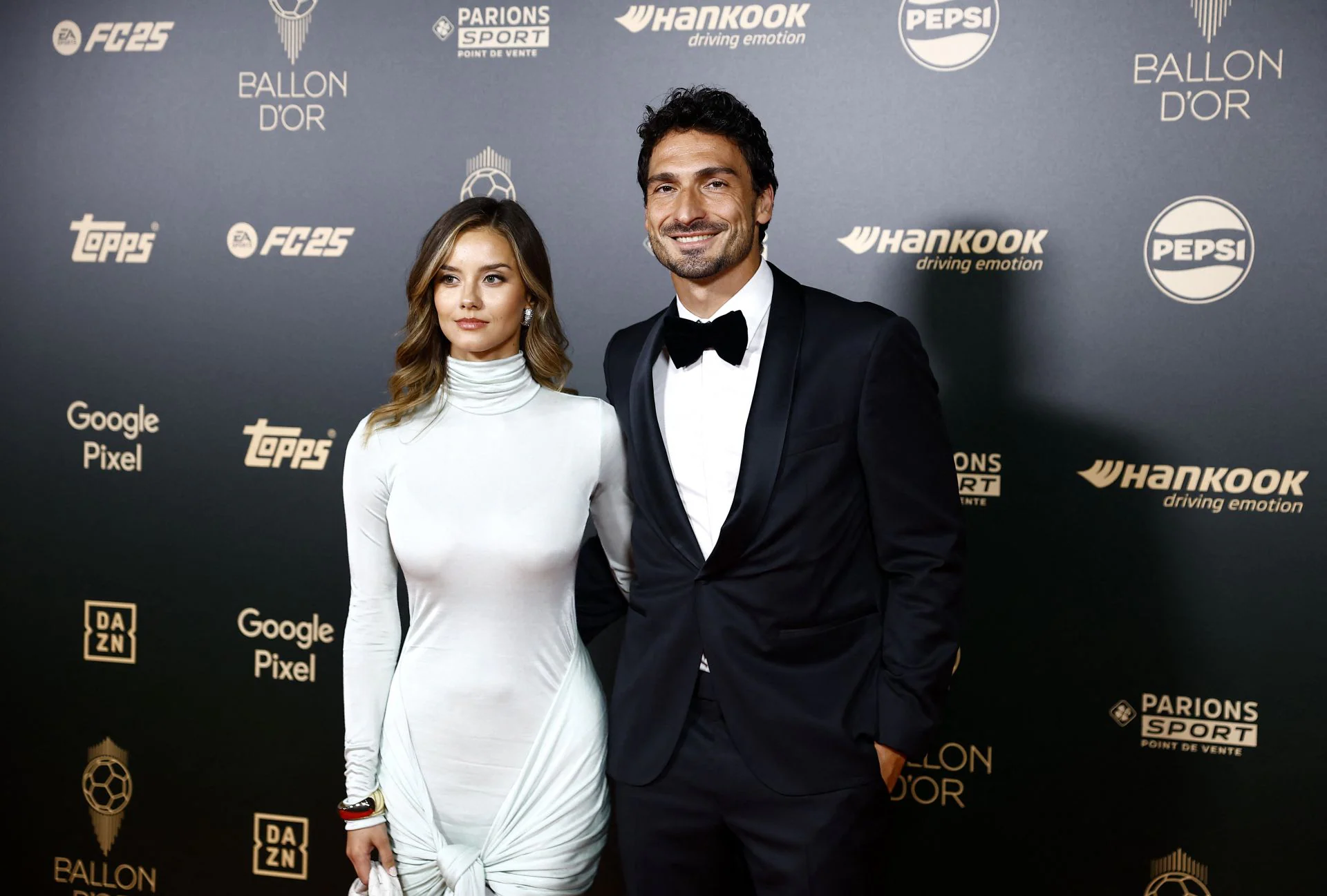 Mats Hummels y su pareja, Nicola Cavanis, a su llegada al Theatre du Chatelet, escenario de la gala del Balón de Oro.