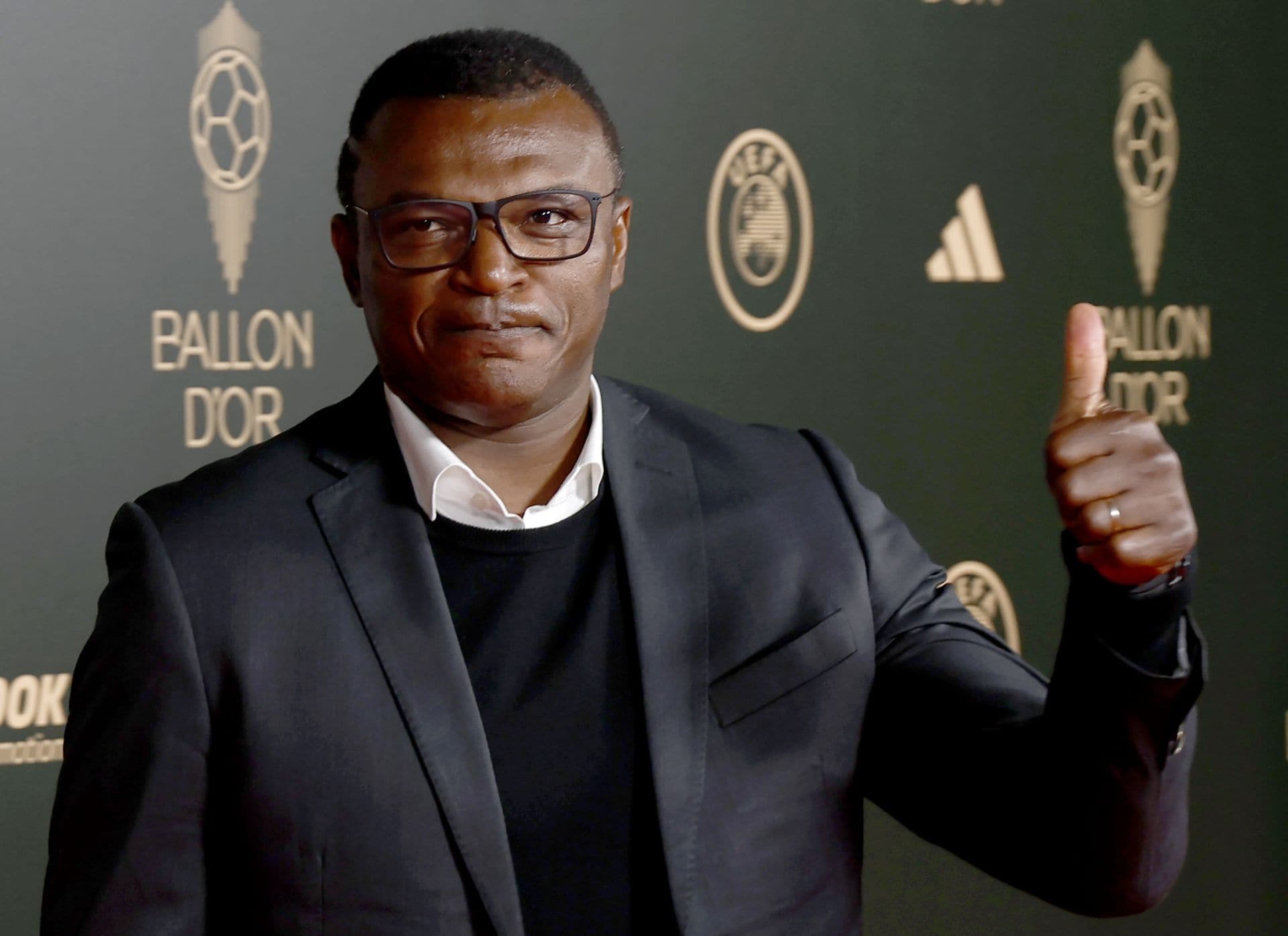 El exfutbolista francés Marcel Desailly saluda antes del inicio de la ceremonia de entrega del Balón de Oro.