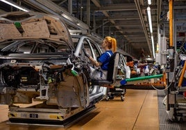 Trabajadora en una planta alemana de Volkswagen.