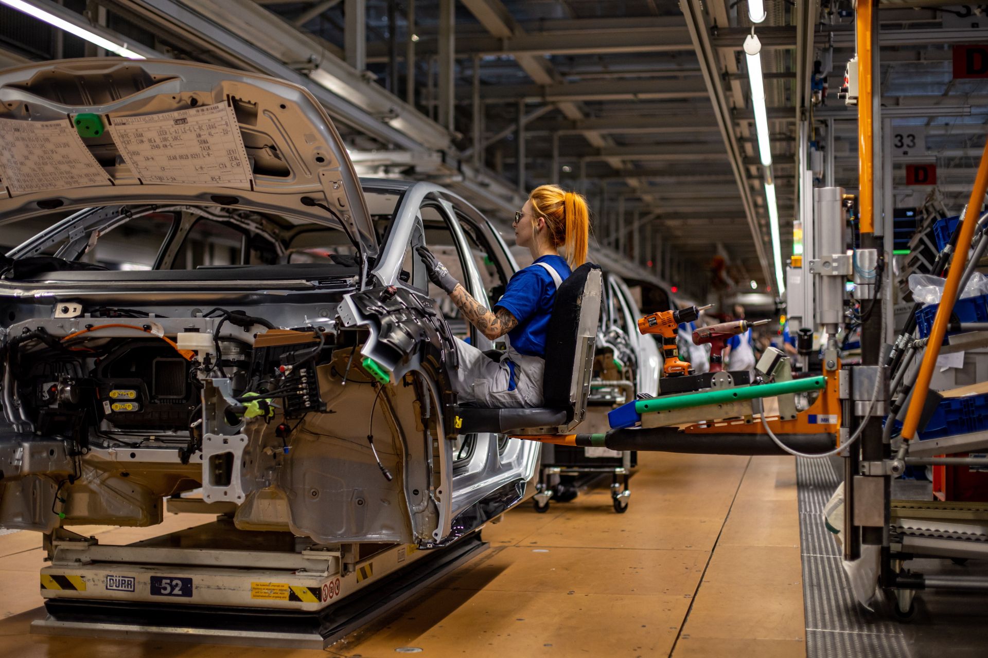 Trabajadora en una planta alemana de Volkswagen.