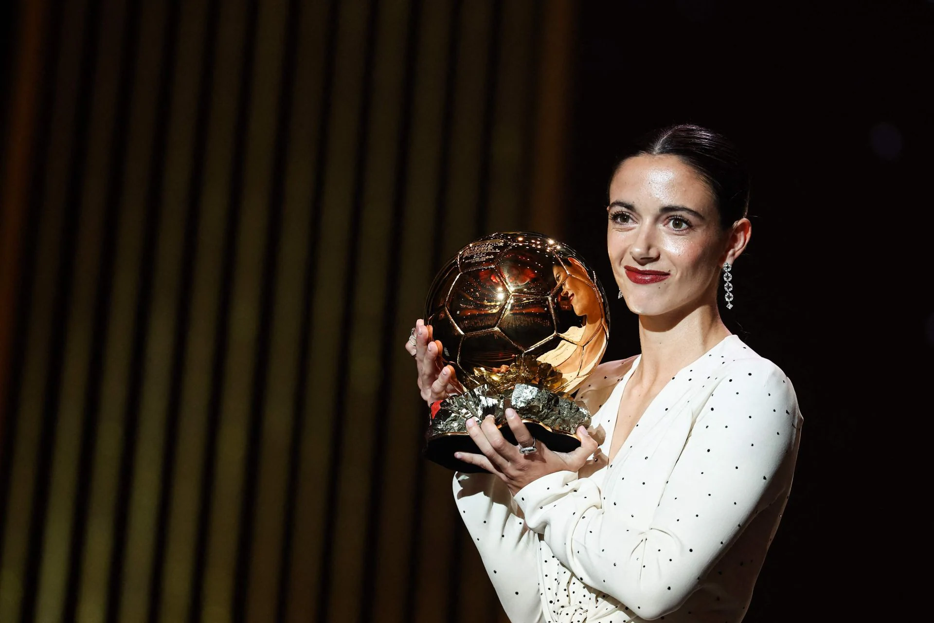 Aitana Bonmatí, futbolista del Barça y de la selección española, recibió su segundo Balón de Oro consecutivo.