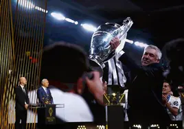 Momento de la entrega del premio a Ancelotti, ausente en París.