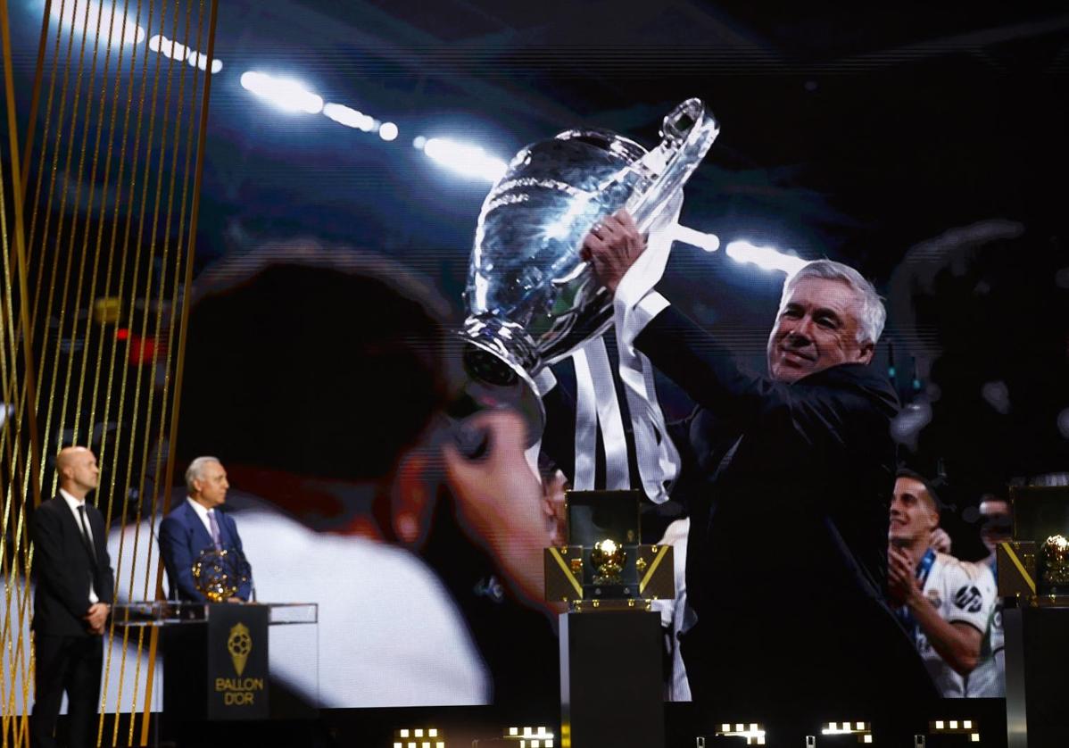 Momento de la entrega del premio a Ancelotti, ausente en París.