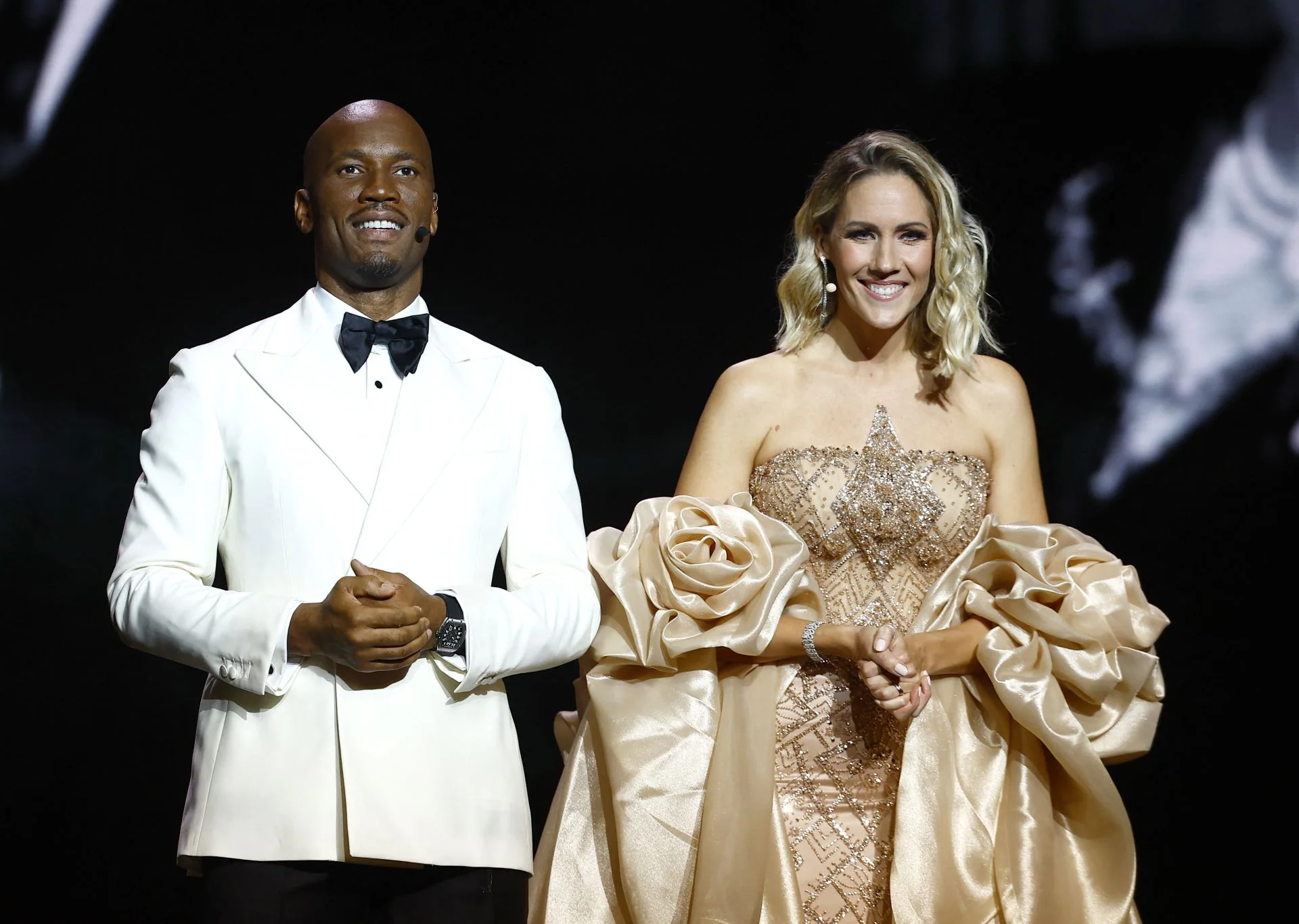 Didier Drogba y Sandy Heribert, presentadores de la ceremonia de entrega del Balón de Oro, al inicio de la gala.