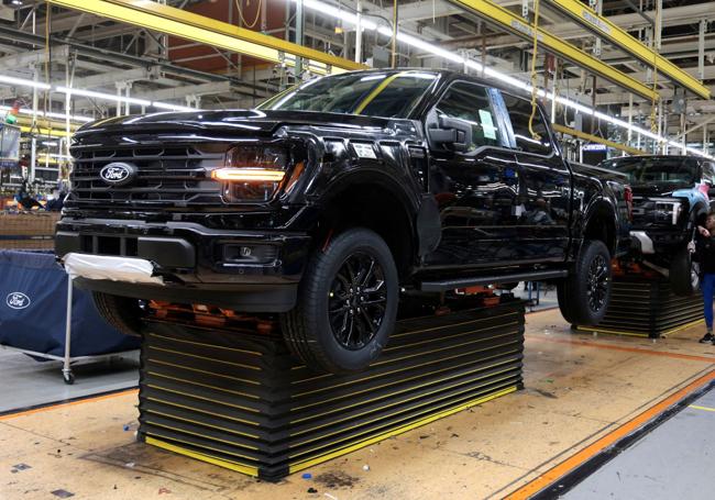 Cadena de montaje de vehículos en la fábrica de Ford en Dearborn (Michigan).