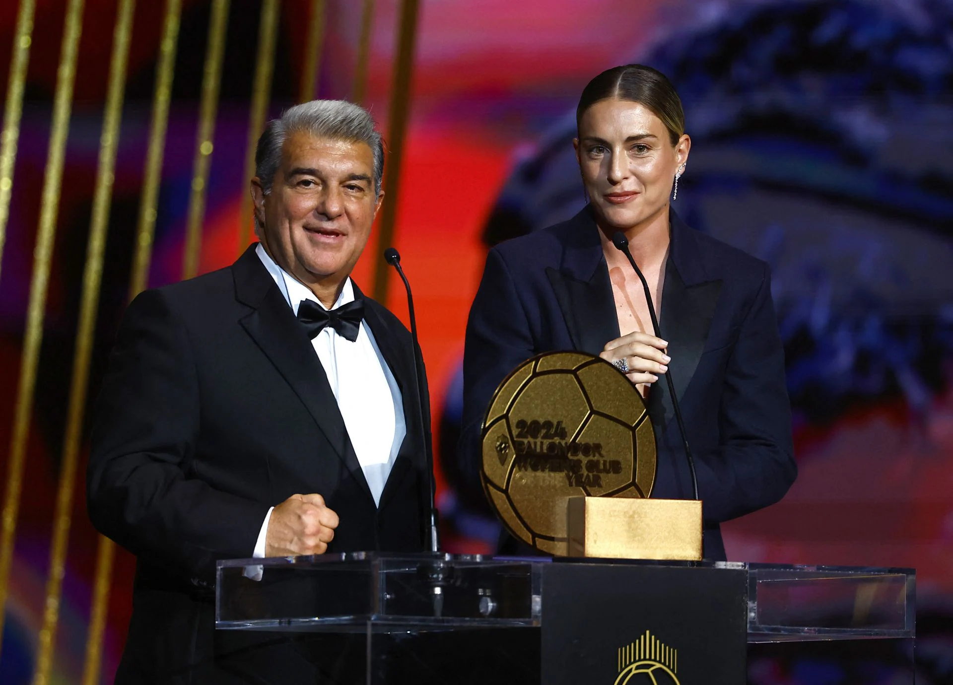 Joan Laporta y Alexia Putellas suben al escenario después de que el Barcelona fuese proclamado como mejor equipo femenino.