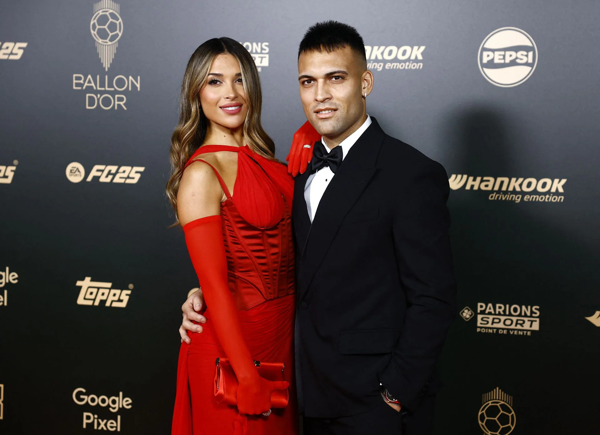 Lautaro Martínez, delantero argentino del Inter de Milán, y su esposa, Gandolfo, posan en la alfombra roja antes de la ceremonia de entrega del Balón de Oro.