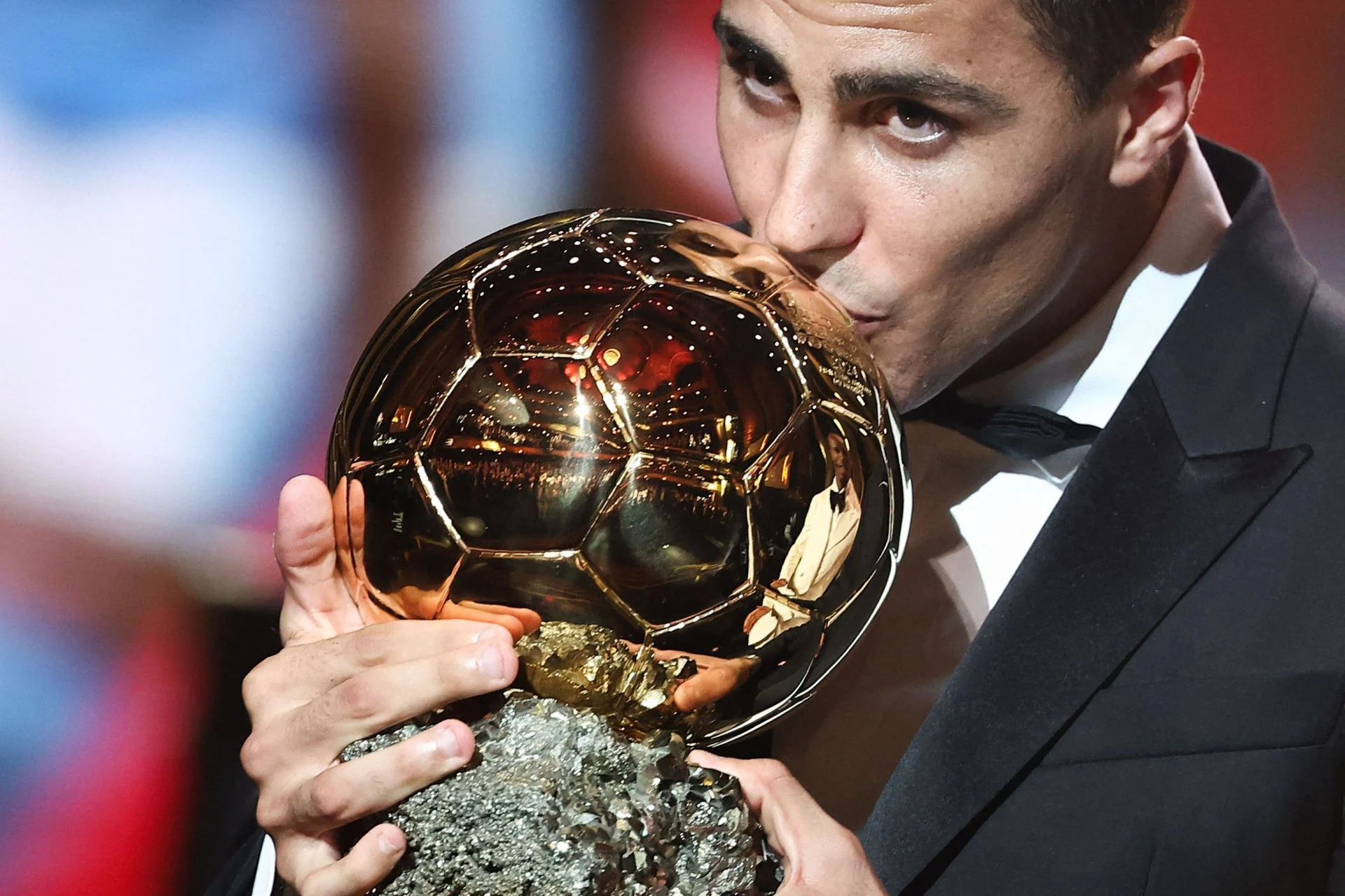 Rodrigo Hernández besa el Balón de Oro que conquistó este lunes el mediocentro del Manchester City y de la selección española en París.