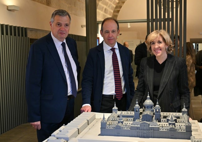 La presidenta de Patrimonio Nacional, Ana de la Cueva, con Luis Pérez de Prada y José María García Pacheco, junto a una maqueta del monasterio para ciegos.