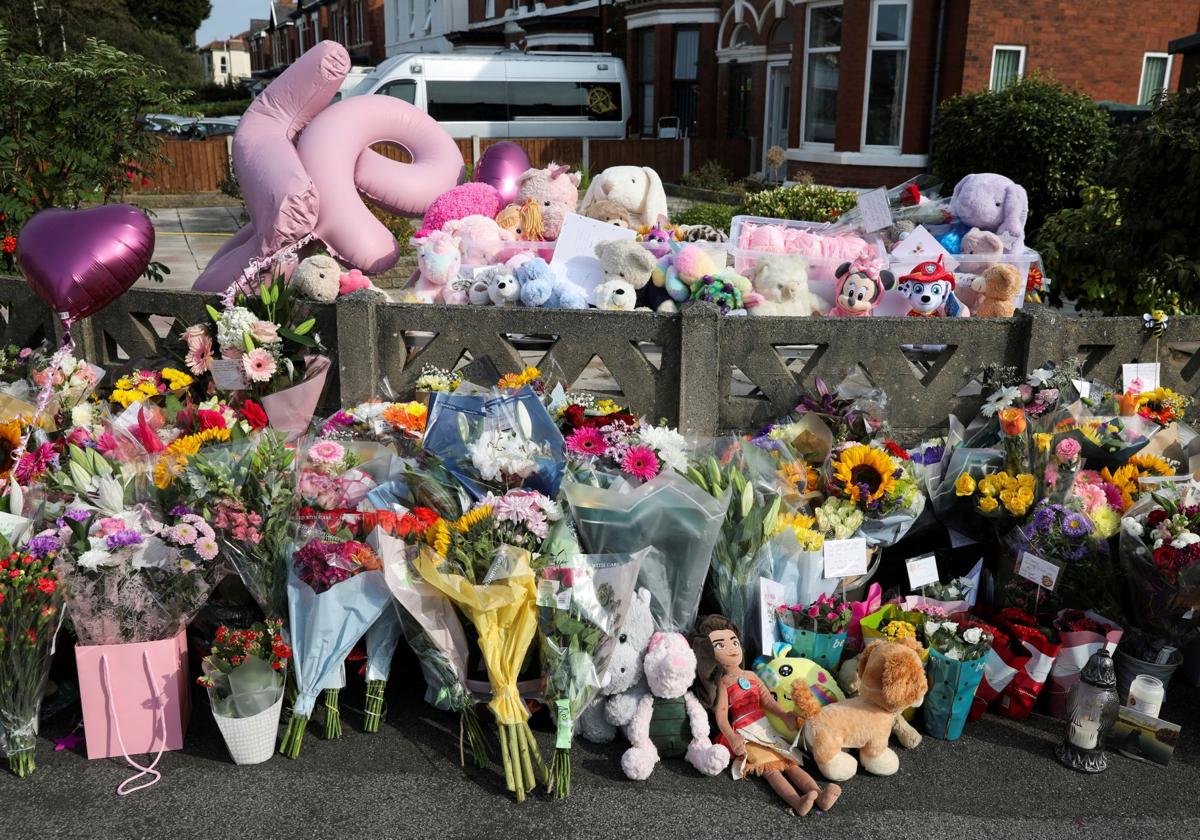 Los ramos de flores se amontonaron en la entrada del edificio de Southport donde se produjo el apuñalamiento múltiple.