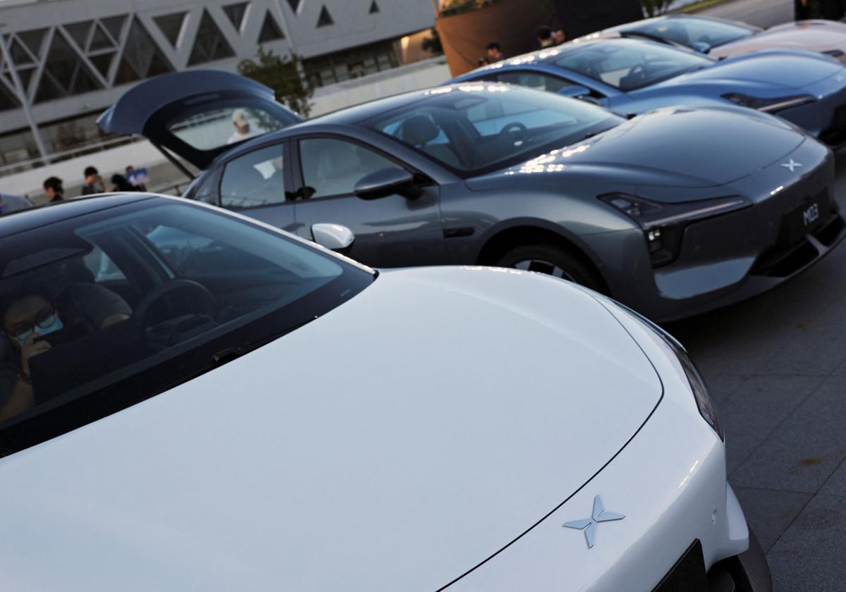 Varios coches eléctricos de origen chino expuestos en una feria automovilística en Pekín.